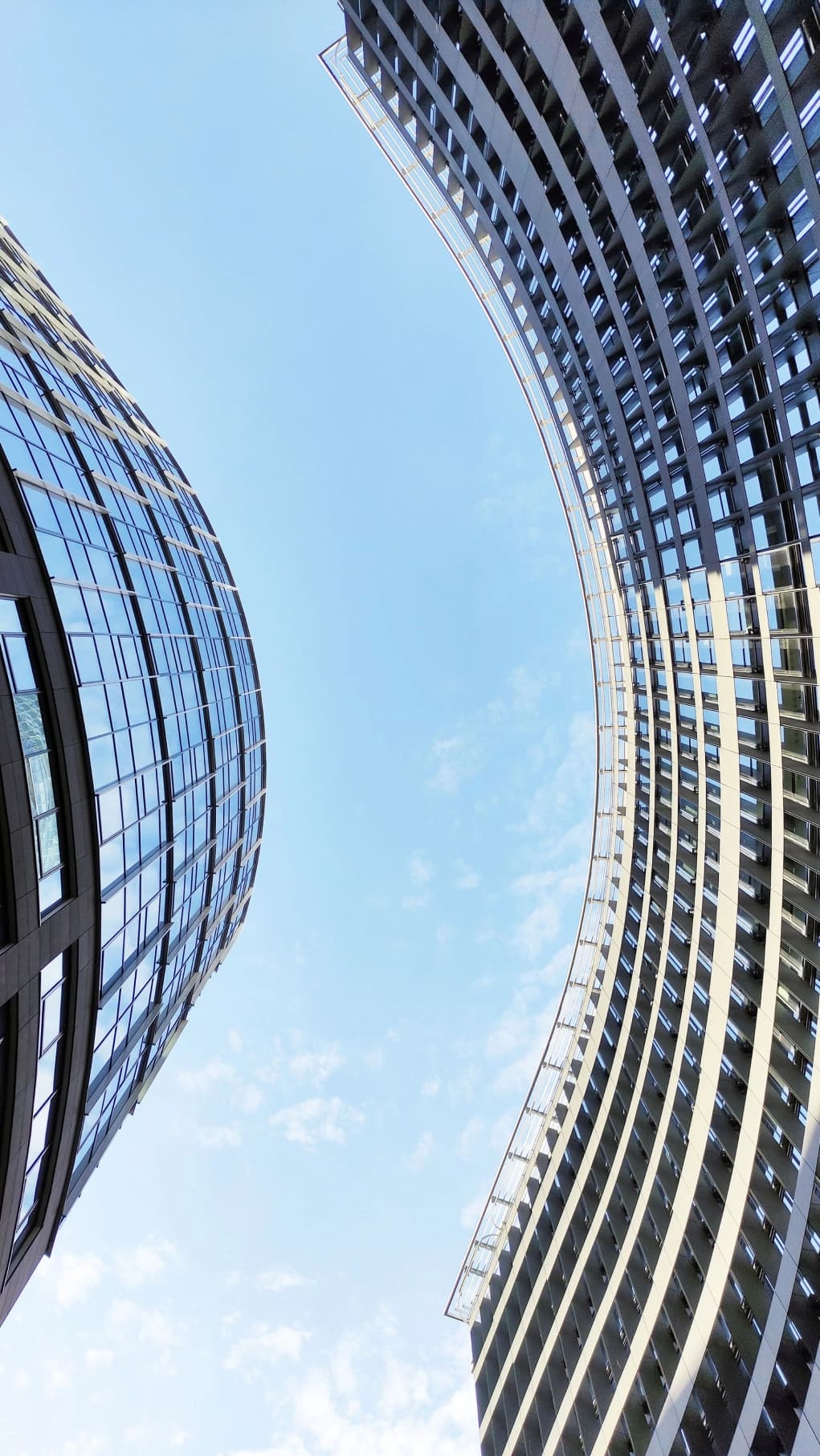 Tours de bureaux vues depuis le sol